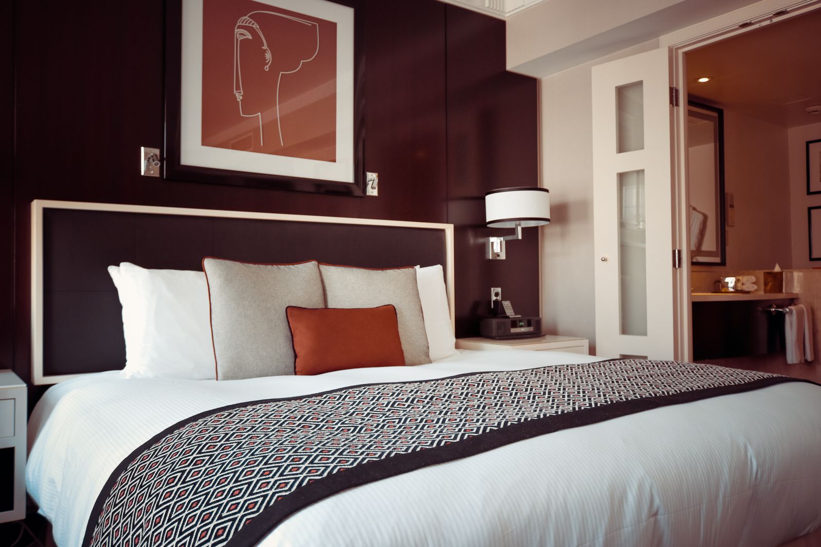 Kamar hotel tropis dengan linen berkualitas